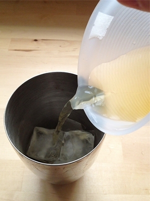 在雪克杯裡放進適量冰塊後，倒進茉莉花茶湯