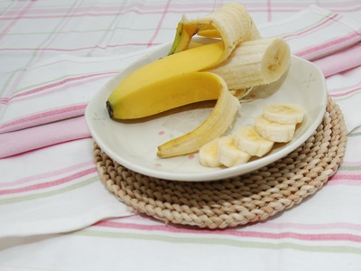 香蕉切成一片片，備用