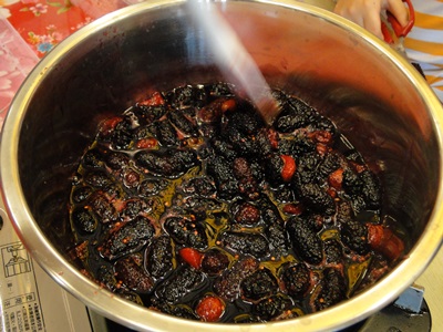 將黃梅剝開放入鍋中，用小火慢熬成果醬，注意需不時慢慢地攪拌以免沾鍋