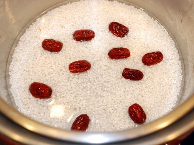 白米、紅棗及紅棗水倒入煮飯鍋內