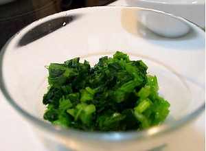 熱水裡加點鹽巴，把菠菜洗乾淨後川燙熟，再將菠菜取出放涼、擠乾水分、切碎