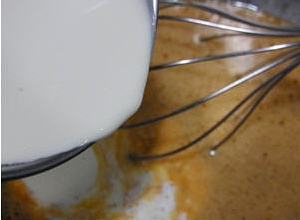 取一容器，混合蛋和糖，接著加入柳丁汁（邊倒邊攪拌），再加進鮮奶油（邊倒邊攪拌），充分拌勻後，把布丁液過篩2次