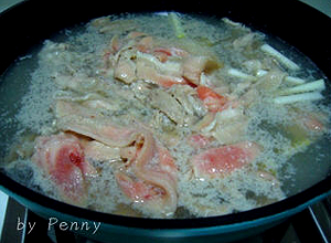 水煮滾加入蔥段和薑片，再放入豬肉片燙熟後，撈起備用