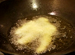 把沾好地瓜粉的雞柳放進150至160度的油鍋中炸到金黃色撈起，再另外灑上適量的胡椒鹽和油炸過的蒜片即可