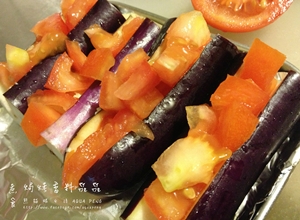 把番茄丁放到茄子中，放進烤箱用160至180度溫度烤約10到15分鐘