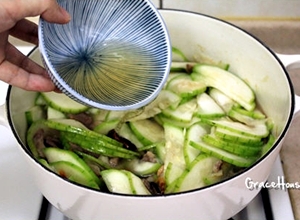 加入香菇水以及適量的水或高湯後，蓋上鍋蓋