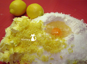 麵粉挖個小孔將雞蛋放入，與牛油、泡打粉、細砂糖、海鹽、檸檬皮均勻搓揉。餅皮揉成圓球狀後，先放進冰箱靜置約2個小時，讓它稍微變硬