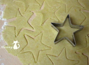 桌上灑一點麵粉，再把餅皮拿出來擀平約3毫米的厚度，拿模型蓋出星星的形狀（也可依各人喜好更換其他形狀）。再放入事先預熱的烤箱裡以160度烤8到10分鐘，表面變成微微的金黃色即可！