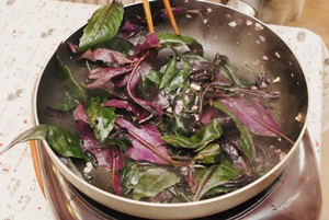 持續翻炒，並加入些許高湯和鹽巴，待紅鳳菜葉片軟化後，即可準備起鍋