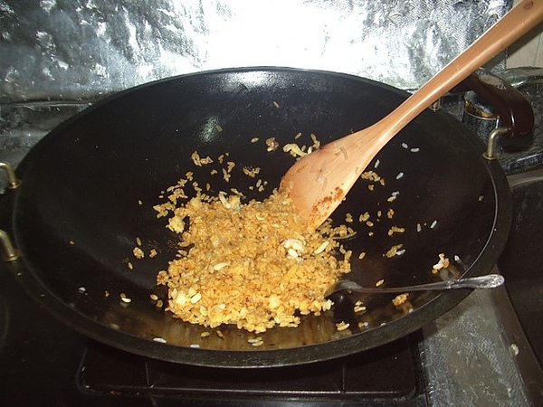  將草蝦剁碎後和炒勻的咖哩飯及鹹鴨蛋.四季豆平均塞入墨魚管內並用牙籤封口