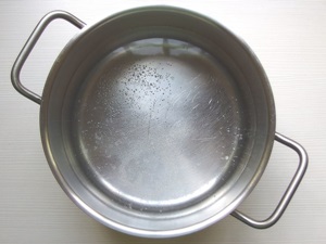 準備一鍋熱水，放入一匙海鹽。