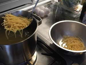 將義大利直麵折成5公分長，放入滾水內煮約6分鐘後，撈起瀝乾。