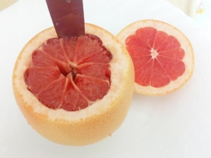 用水果刀把葡萄柚果肉和果皮分離，中間的蕊去掉。