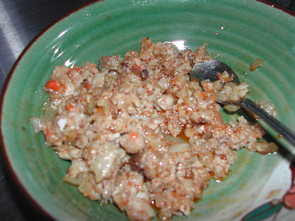 洋蔥抄香後加入絞肉拌炒至熟後淋上醬汁稍微炒勻備用