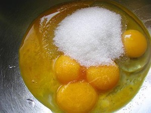 把蛋黃跟糖攪拌至溶化，加入全脂奶粉與鹽攪拌至無顆粒狀