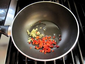 鍋中入油，炒香蒜末及辣椒末；加入素蠔油及糖炒香後熄火。