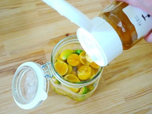 金桔裝瓶後，倒入蜂蜜，到能夠淹過金桔的程度。用乾淨的湯匙壓一壓，讓每一顆金桔都均勻的沾到蜂蜜。