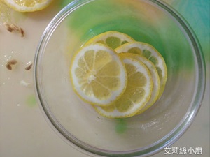 切好的檸檬片平均鋪在容器裡，剛留下來檸檬頭尾不要浪費，可擠果汁到容器裡。