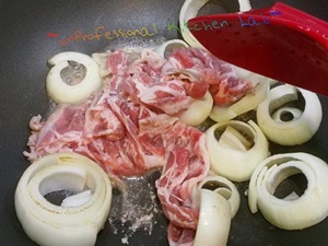 將洋蔥順紋切。熱油鍋後，洋蔥爆香。整碗肉片連同薑汁水倒入鍋中。