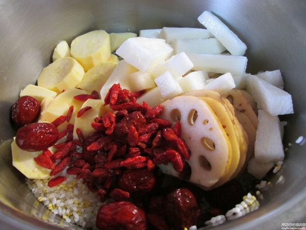 洗淨的食材通通置於鍋中。