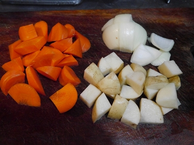 洋蔥切成2公分塊狀，紅蘿蔔、馬鈴薯去皮後切成同大小塊狀。油鍋熱後，放  入肉片炒至七分熟，然後先置入盤中洋蔥切成2公分塊狀，紅蘿蔔、馬鈴薯去皮後切成同大小塊狀。油鍋熱後，放入肉片炒至七分熟，然後先置入盤中。