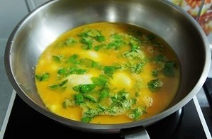 將所有食材放入大鍋中混合攪拌，蛋液盡量攪均勻，放鹽調味。