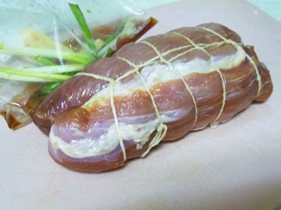 入味後的豬肉以綿繩整形綁好，避免烹煮過程中變形。