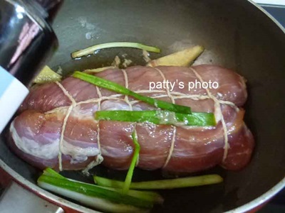 備一鍋，將豬肉放入，再將[醃料]、[滷汁]一起倒入，先蓋蓋子以中火煮20分鐘，再掀蓋煮至湯汁被收乾即可，需隨時幫豬肉翻面。
