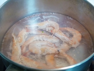 朝天椒從中剖開。白蝦洗後淨，剪鬚和腳。備一鍋水，煮沸後，把白蝦放進鍋內煮，一熟就撈起瀝乾水份。