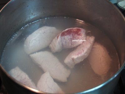 豬後腿肉洗淨後，先用滾水汆燙一下，去雜質。