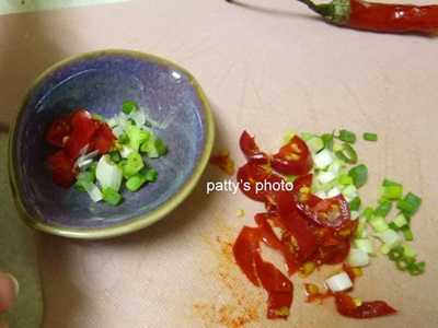 拌[沾醬]。蔥、辣椒切末後加淬釀干貝醬油。茄子和沾醬盛盤，即完成。