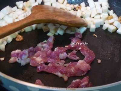 竹筍切丁，蔥切末。香菇泡水，軟後切丁。豬肉絲先以1小匙的淬釀昆布醬油抓醃。米洗淨。