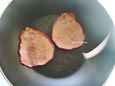 用奶油熱鍋，下牛肉火腿煎至熟。