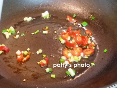 製作[淋醬]。熱油鍋爆香蔥末、辣椒末後，再倒醬油，一滾即關火，盛起，趁熱淋在蛋皮牛肉，即完成。