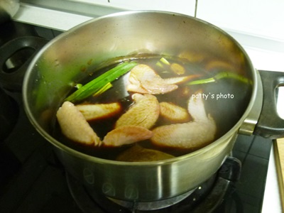 醬汁滾後，放入雞翅，蓋上鍋蓋，以小火煮30分鐘。