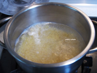 備一鍋滾水煮米粒麵，煮5分鐘，還保有粉心，撈起備用。