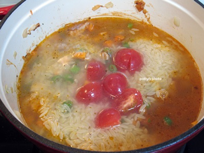 加入高湯，淹過所有食材，並放入小番茄，煮至滾。撒進起司，再次滾即可熄火。