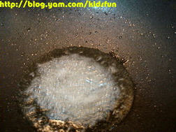 待煮沸狀態出現時，再攪拌，煮至糖水為快要凝固狀