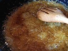 小火慢煮，煮到有點稠度後，倒入蜂蜜。