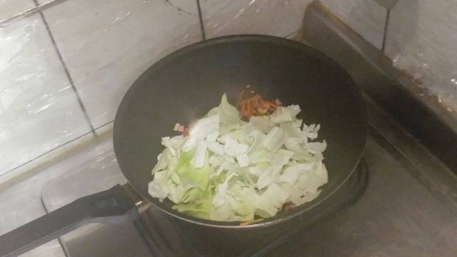 熱鍋放入奶油，蒜末爆香，接著炒白菜以外的配料。