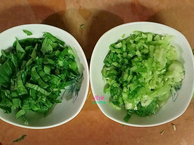 青江菜分葉梗與葉綠切碎，分別盛盤備用後，把臘腸／肝腸剝除薄膜，切剪成小丁。