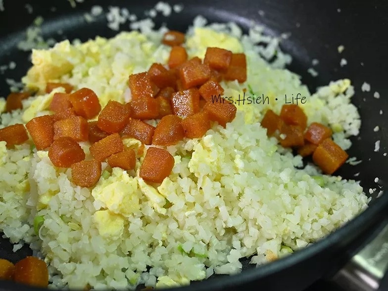 把蛋打散，用鍋中餘油快速翻炒，之後倒入花椰菜、蔥、蒜拌炒，撒鹽調味，加入烏魚子。