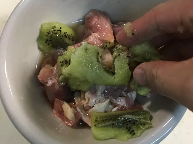 將奇異果用手抓捏碎，加入雞肉一起醃10分鐘。
