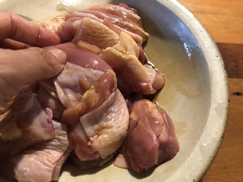 用醬油把切塊雞腿肉醃15分鐘。
