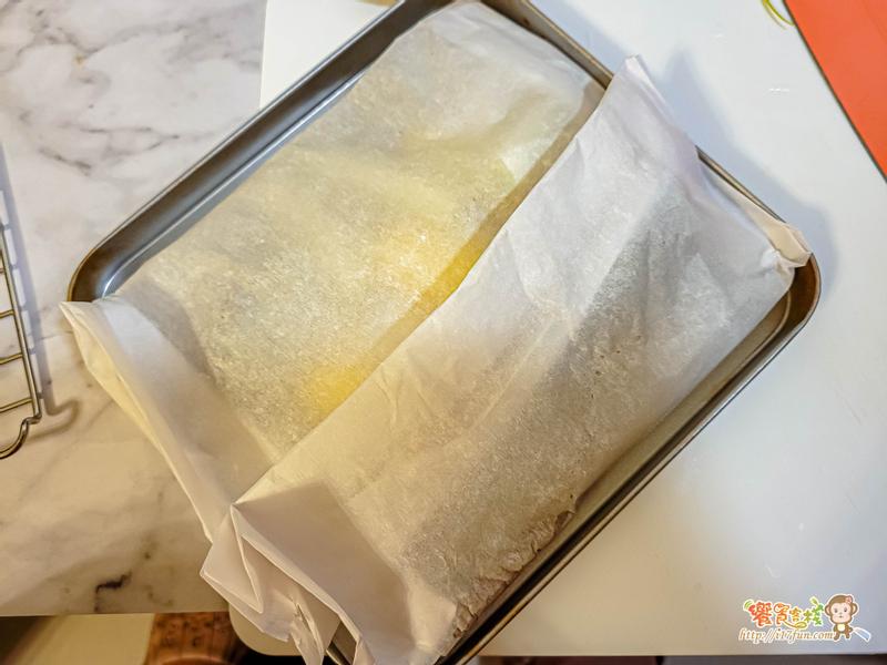 烤箱預熱10分鐘，用烘焙紙把虱目魚包起來放入烤箱，改為蒸烤，下層烤10分鐘。