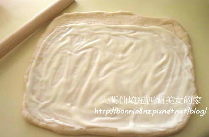 奶油起士和奶油打均，麵糰擀成25cm X 25cm，抹上奶油起士餡， 接合處留約3cm不要抹。