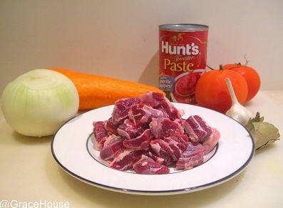 牛肉稍微川燙，洋蔥，紅蘿蔔和番茄均切塊備用