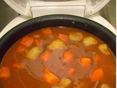 煮鍋高湯，再加入蕃茄糊及月桂葉。將所有材料和高湯都放入電鍋中燉煮，最後再加入鹽和番茄醬調味就完成囉！