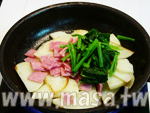 將切小片的火腿、燙過的菠菜加入鍋中拌炒，加入鹽及胡椒調味。