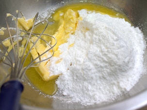 將奶油放置室溫軟化後和糖粉攪拌在一起，並且加入蛋汁攪拌均勻